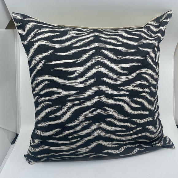 Never used! black and white Tiger Print Pillow Cover - Picture 2 of 10